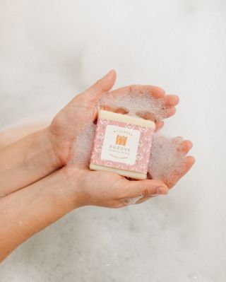 🌹Naše růžové mýdlo máte nejradši a my se tomu vůbec nedivíme! Luxusní mýdlo s esencí růže de mai totiž podporuje...