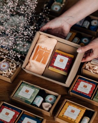 Mezi doplňky teď najdete i ručníčky a větší osušky s naším kočičím logem 🐱🐱 Udělejte si radost 🫧