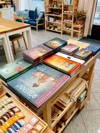 Diáře na rok 2026 jsou tady! 😍📔 Kde? V našem obchodě na pěší zóně v Hradci Králové. Těšíme se na vás🫧🤩