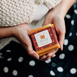 🎄 Už jen měsíc do Vánoc! Nalaďte se na sváteční čas s naším mýdlem Vánoční punč, které voní jako ten nejsladší svařák. K...