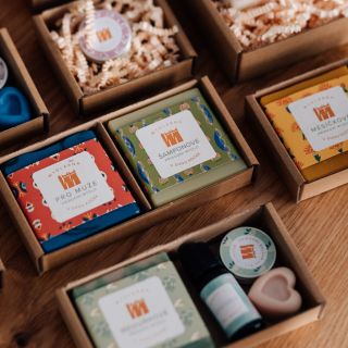 Unikátní šamponové mýdlo obsahuje i vzácný avokádový olej a jedinečné éterické oleje tymiánu, rozmarýnu, levandule a...