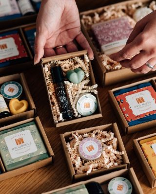 Ty nejvoňavější pečující dárečky seženete u nás 🧡 https://www.mydlarnaudvoukocek.cz/darkova-baleni/