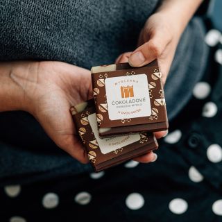 LISTOPADOVÉ MÝDLO Je čokoládové 🍫 Harmonické spojení hořké 80% čokolády a hladkého kakaového másla, doplněné o éterické...