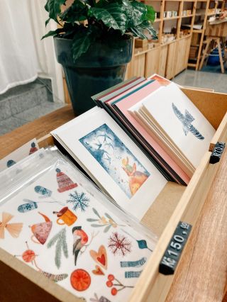 Krásná novinka v našem kamenném obchodě v Hradci Králové! Tvorba Barbory Škodové opět v předvánoční nabídce🤩😎